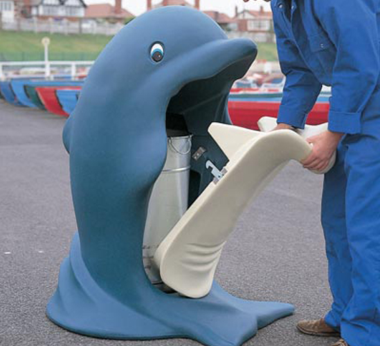 Contenedor de reciclaje con forma de delfín