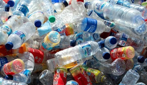 El plástico de la canasta básica