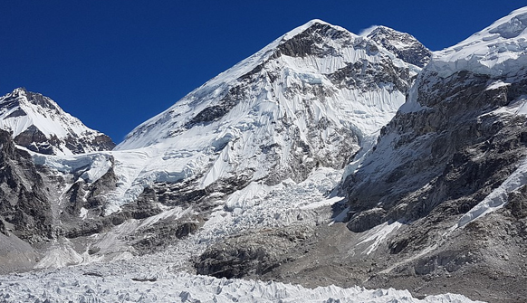 Hallan microplásticos cerca de la cima del Everest