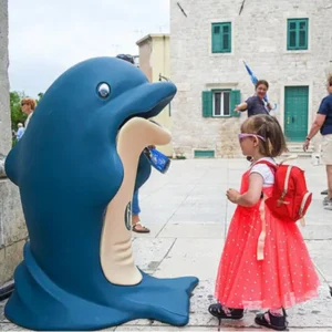 contenedor educativo de reciclaje con forma de delfín