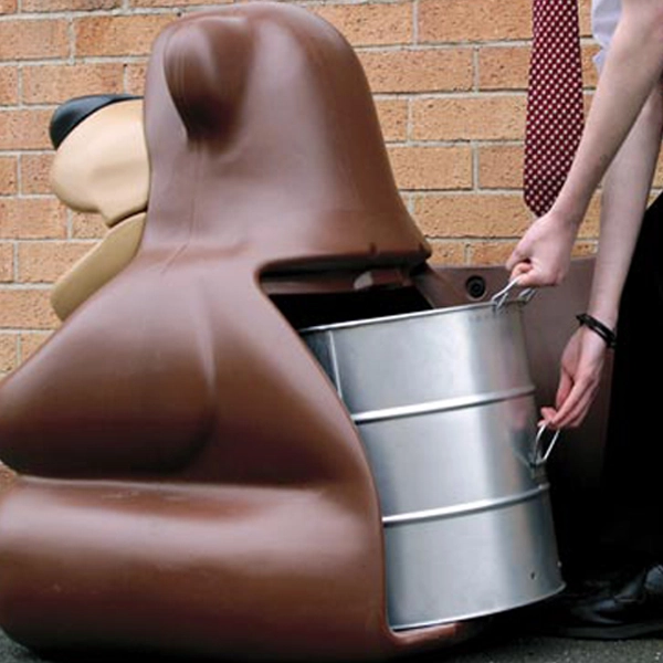 Contenedor educativo de reciclaje con forma de oso