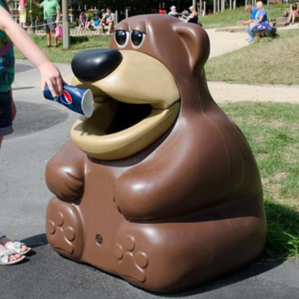 contenedor educativo de reciclaje con forma de oso