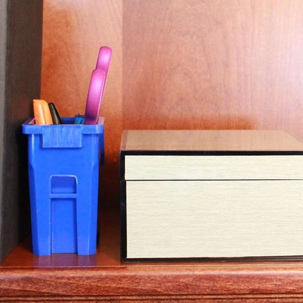 Lapicero con forma de contenedor de reciclaje