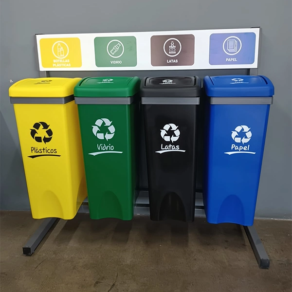 Punto verde de reciclaje de 4 contenedores